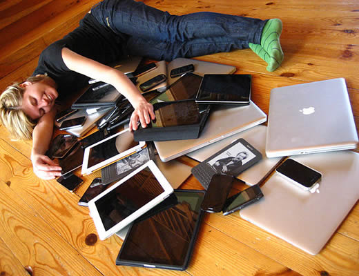 640px-Cuddling_with_multiple_devices